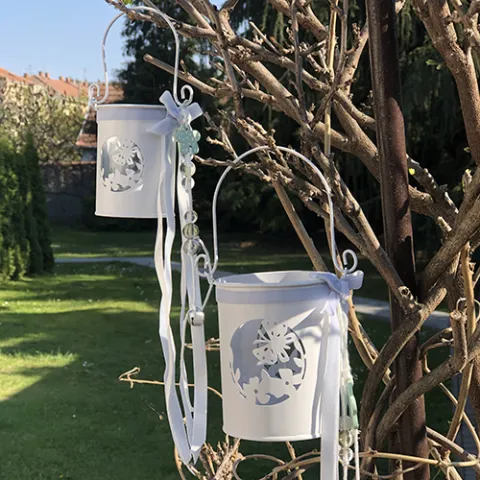 Metalni fenjer sa satenskim trakama, 10 cm - beli