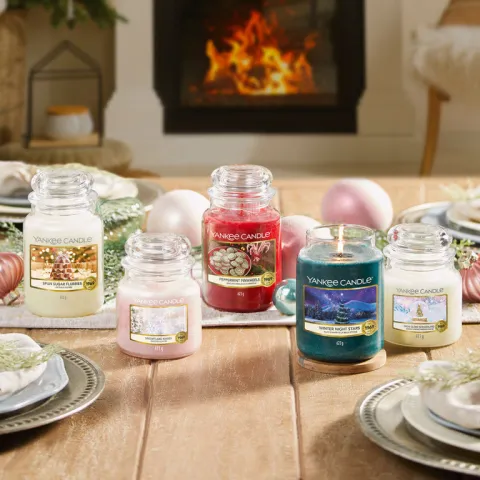 Snow Globe Wonderland - Yankee Candle mirisna sveća M (menta, eukaliptus, lavanda i začini)